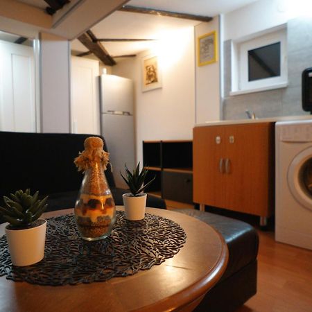 2-Room Cozy Retreat Near City Center Boekarest Buitenkant foto