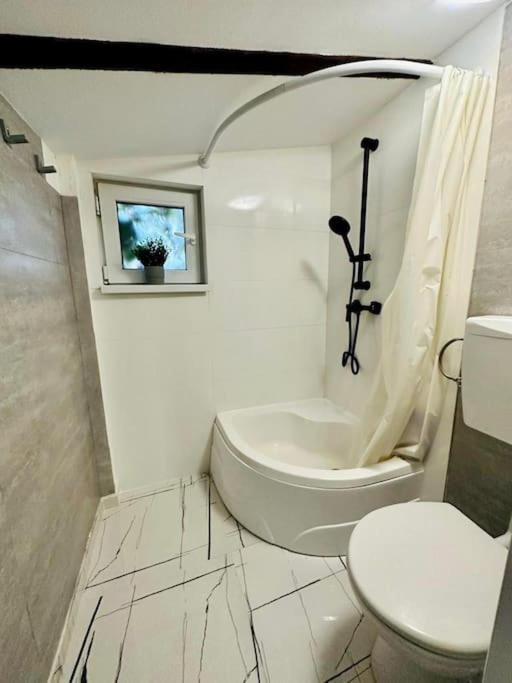 2-Room Cozy Retreat Near City Center Boekarest Buitenkant foto