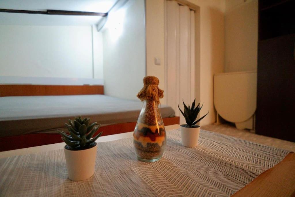 2-Room Cozy Retreat Near City Center Boekarest Buitenkant foto