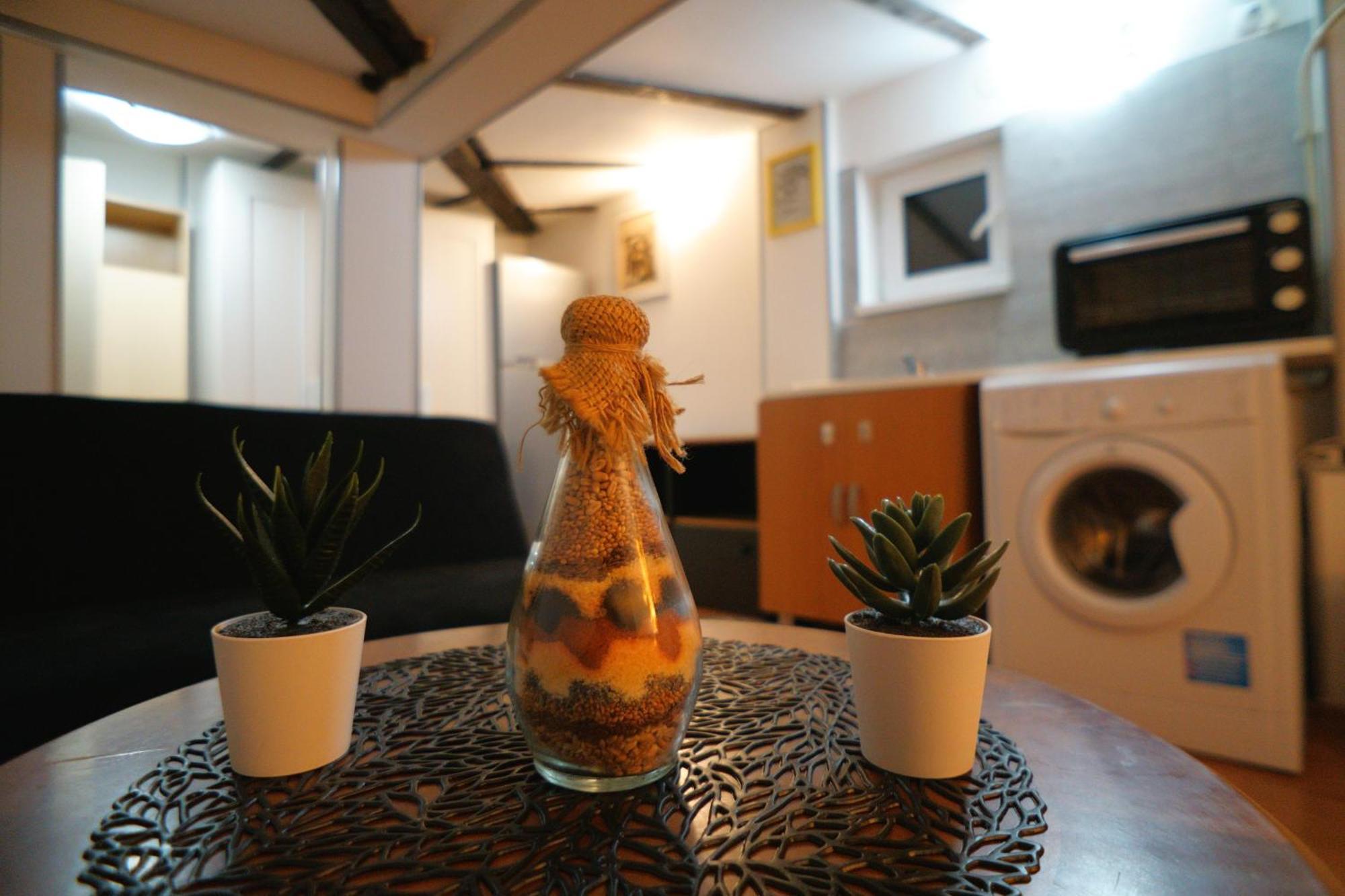 2-Room Cozy Retreat Near City Center Boekarest Buitenkant foto